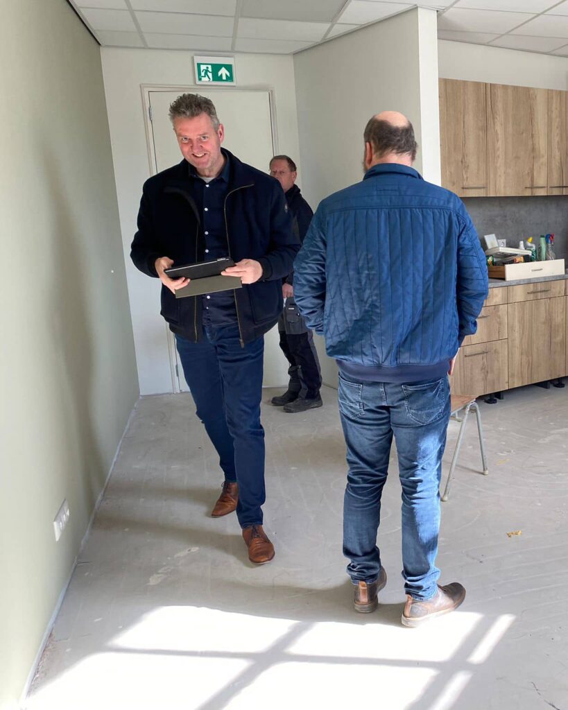 Bouwmanager Jetze verzorgt oplevering Haghakerk